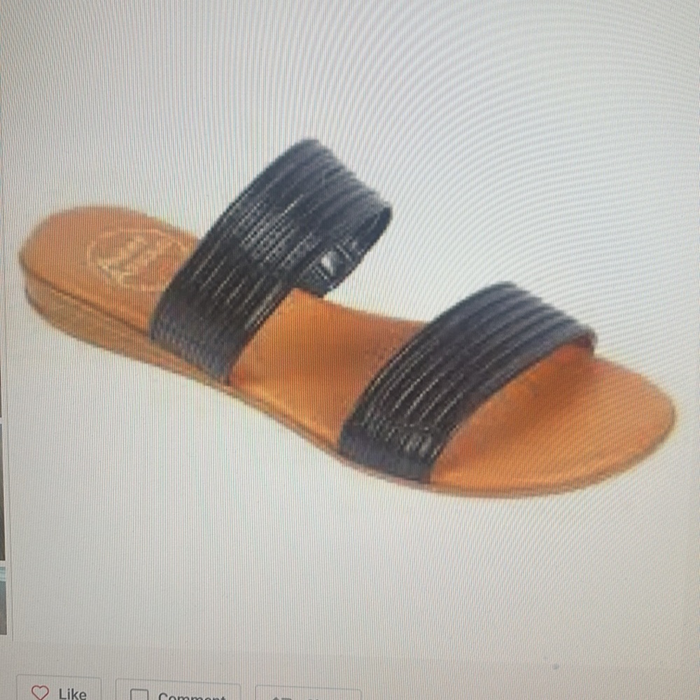 NWOB André Assous Festherweight Hiññs 2 band sandal.  Black Size 10